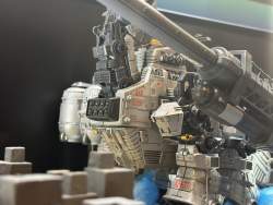 1085694 B